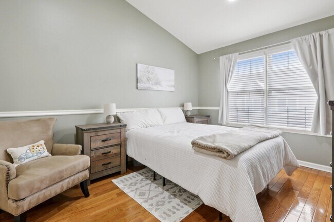 Building Photo - 273 Roslyn Ct