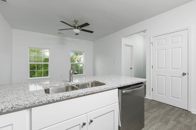 Building Photo - newly renovated property