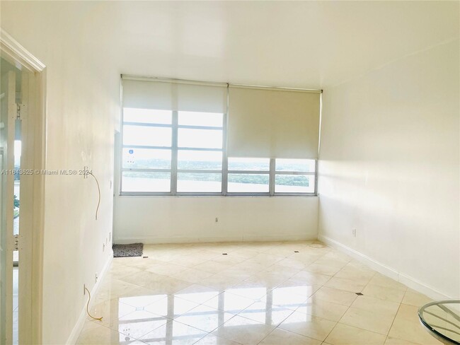 Building Photo - 1301 NE Miami Gardens Dr