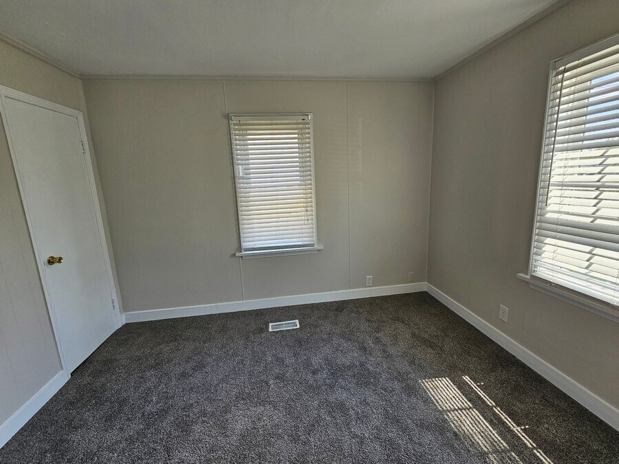 Building Photo - 2118 E 5th St