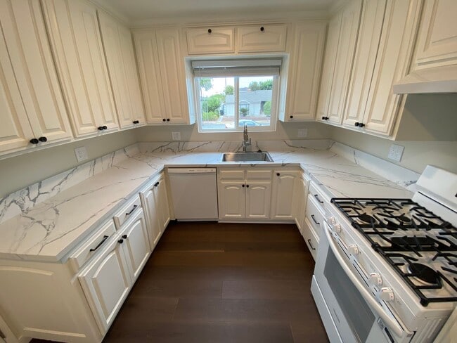 Building Photo - Beautifully Updated Home in the Heart of Central Torrance + Bonus Unit