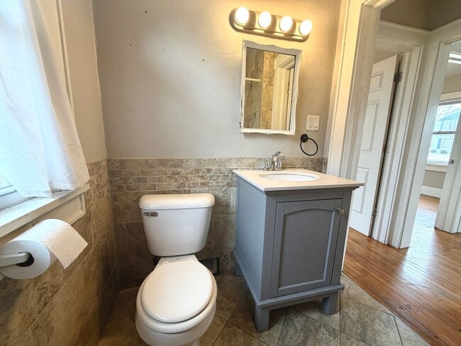 Building Photo - Cozy 2 Bedroom Single Family Home- Near Bellevue Wi