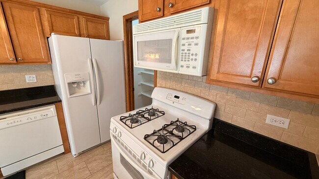 Building Photo - 220 Oak Knoll Ct