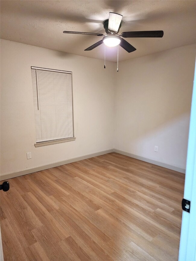 Building Photo - 4906 Valleyview Dr