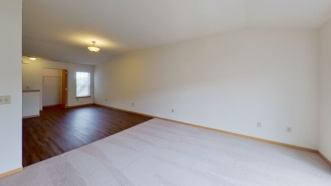 Building Photo - Condo Style Upper 2 Bedroom 1 Bathroom Apartment