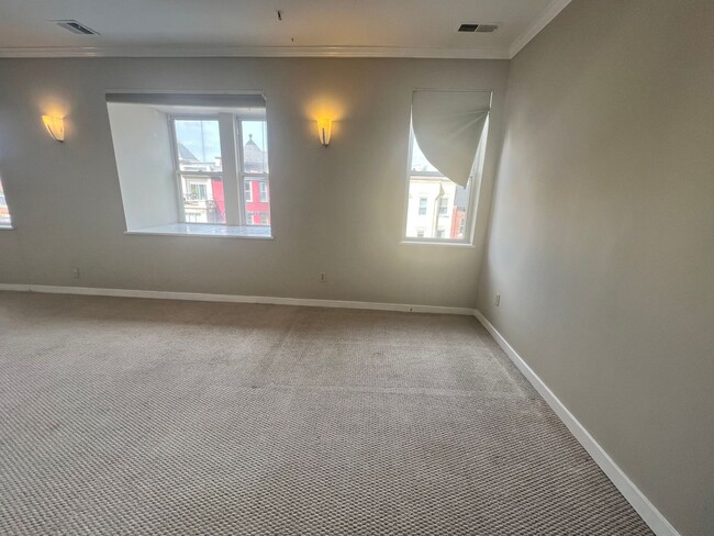 Building Photo - Charming Studio Unit Condo in Dupont Circle!