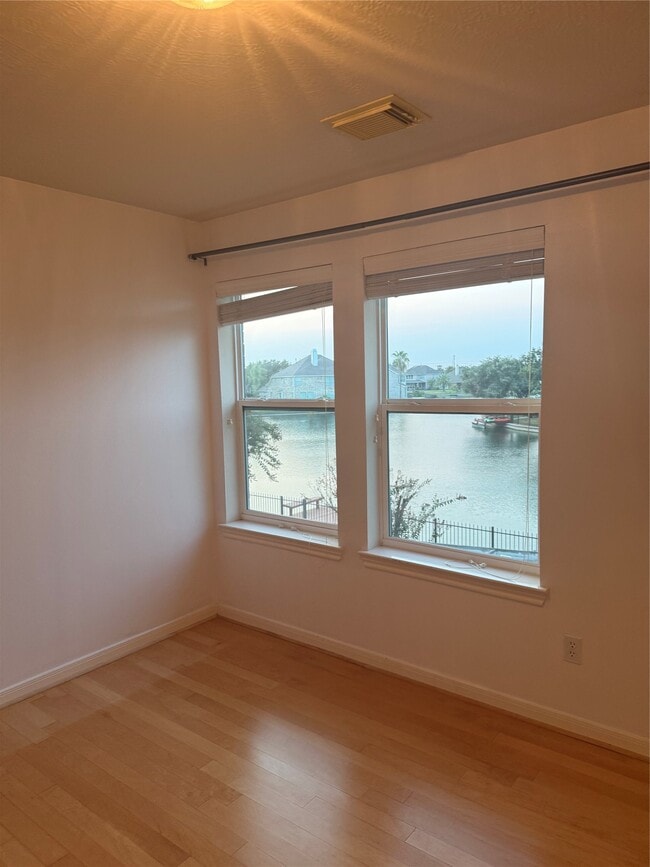 Building Photo - 12022 Miramar Shores Dr