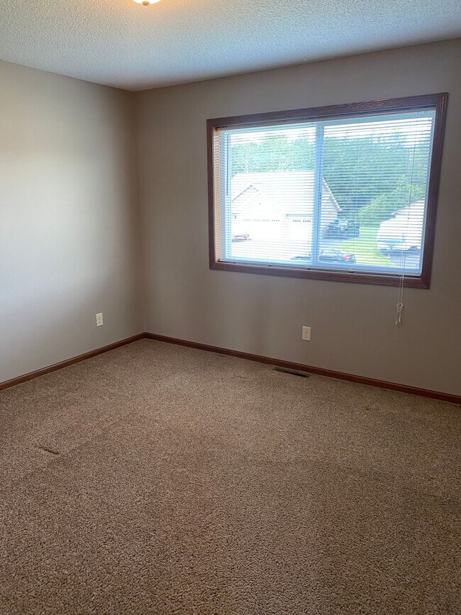 Building Photo - 3 Bedroom Townhome on Peach Dr. in Sauk Ra...