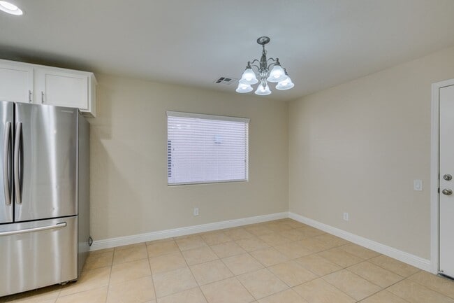 Building Photo - Upgraded spacious 4bedroom home near Mountains Edge!