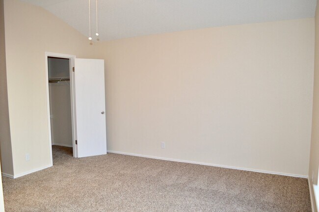 Building Photo - Beautifully updated move-in ready 3/2.5