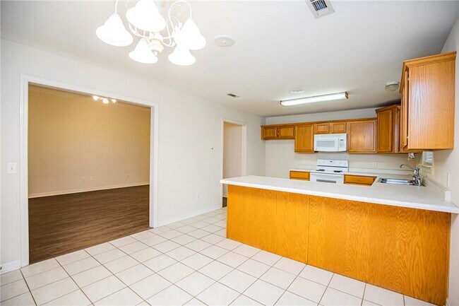 Building Photo - 908 SW Cheyenne Dr