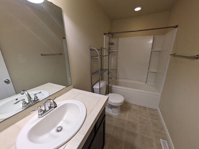 Building Photo - 1077 Hiton Cir
