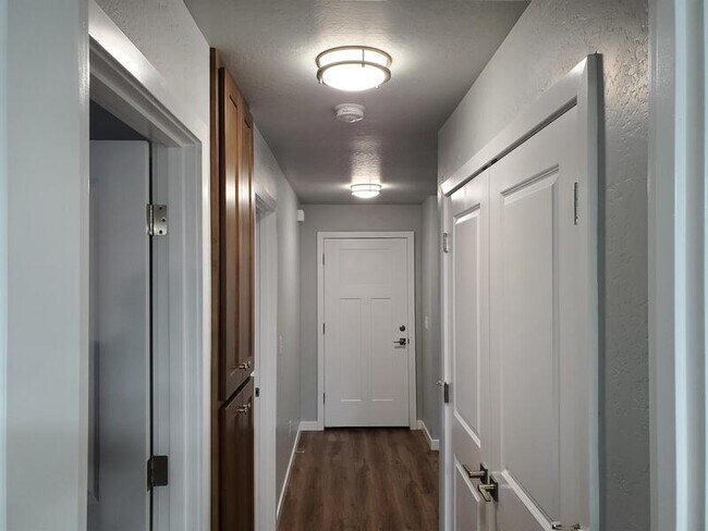 Building Photo - 220 Cheryl Ln