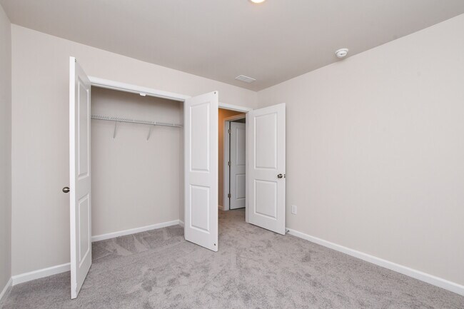 Building Photo - 18 Twiggs Ln
