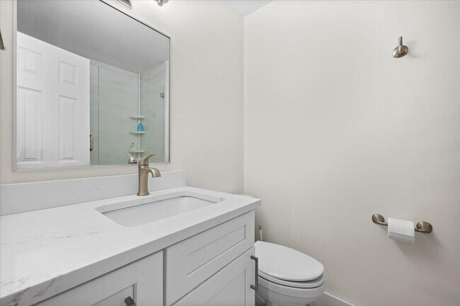 Building Photo - 302 Pinecrest Cir