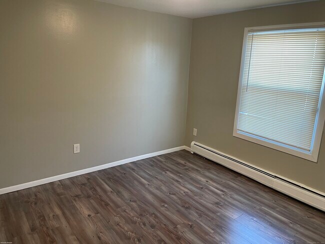 Building Photo - 8 Elm Ct