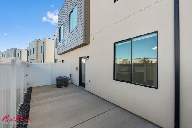 Building Photo - Brand New Townhome in Crimson Park! Stylis...