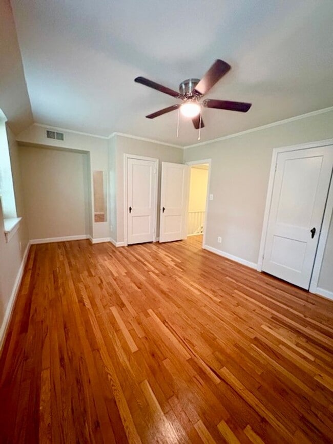 Building Photo - Updated 1BR/1BA 2-level TH in great location