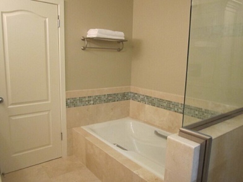 Building Photo - 4008 Ocean Dr