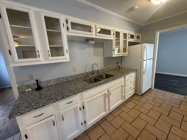Building Photo - 626A Birchwood Ln