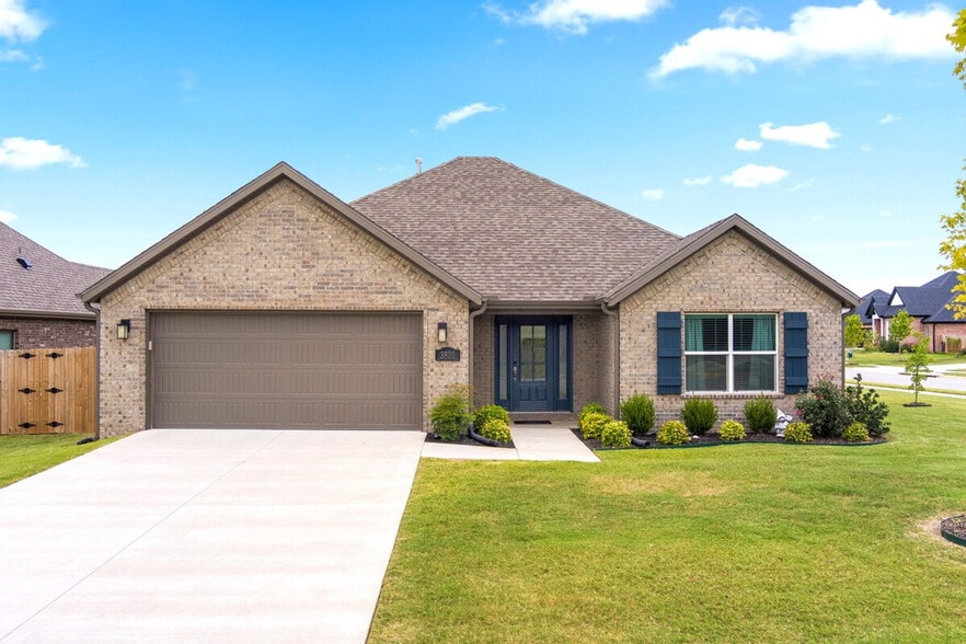 Building Photo - 3800 SW Mistletoe Ave