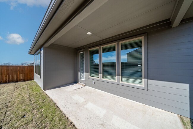 Building Photo - Almost New Modern Look 4 Bed 3 Bath House ...