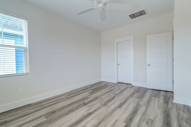 Building Photo - Beautifully Maintained 3 Bedroom, 2.5 Bath...