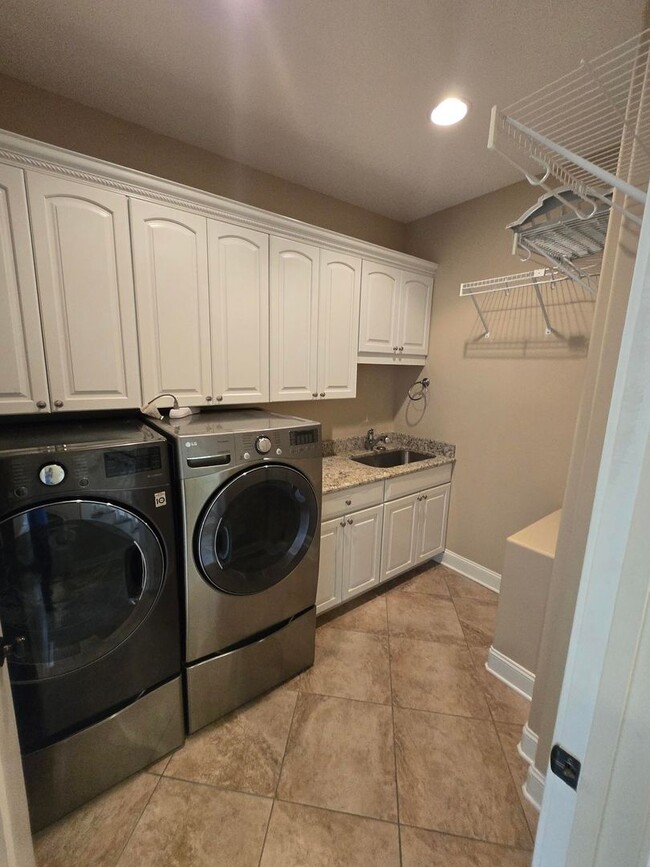 Building Photo - Luxury 4-Bedroom Home with Outdoor Oasis i...