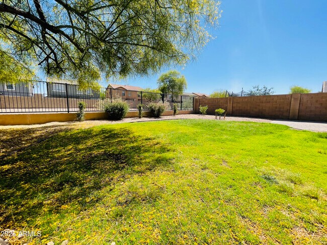 Building Photo - 841 E Lovegrass Dr