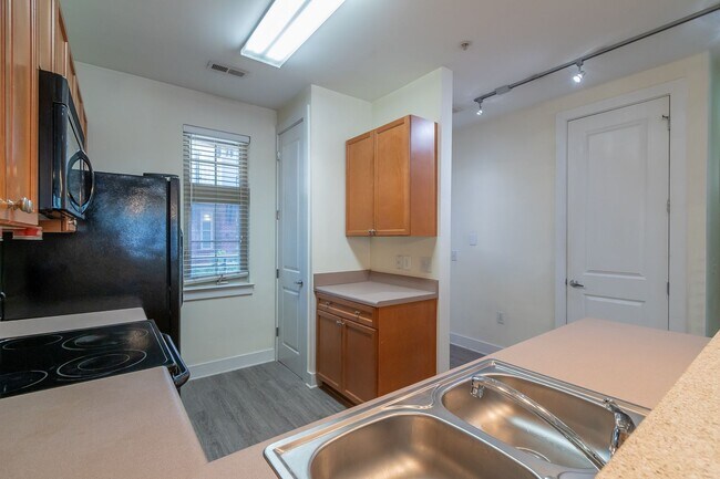 Building Photo - Wonderful 2bd/2bth uptown condo! lots of space in a beautiful building