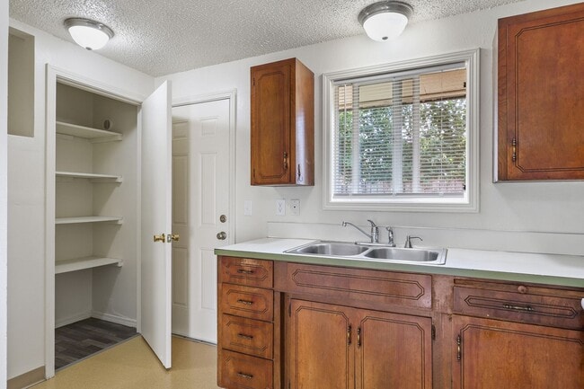 Building Photo - Move in ready! 2 bed 1 bath Olympia duplex!