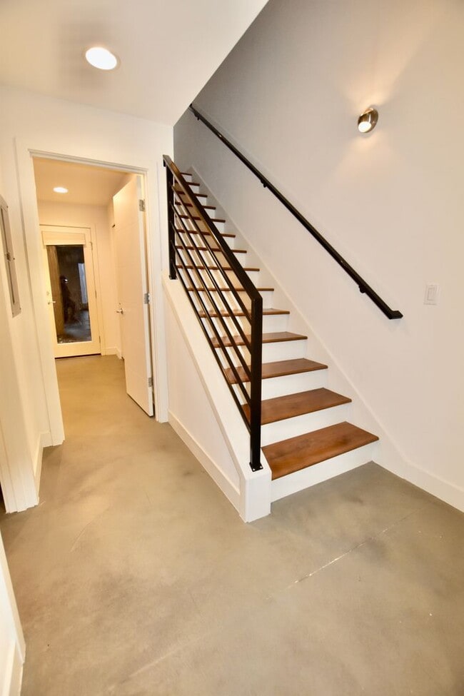 Building Photo - Gorgeous Eastlake Townhome - Stellar Locat...