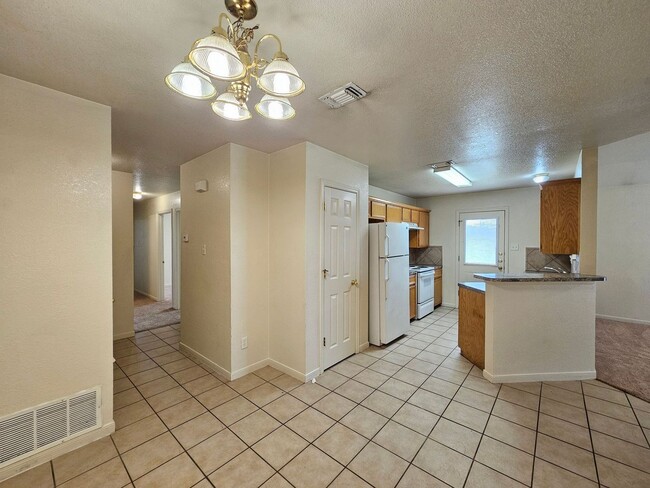 Building Photo - AVAILABLE NOW! RENT REDUCTION!