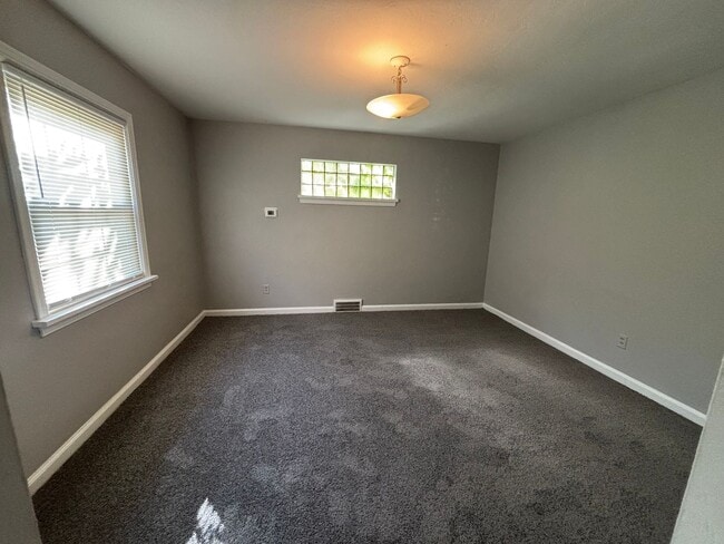 Building Photo - 3 Bedroom Home in Mt. Lebanon!