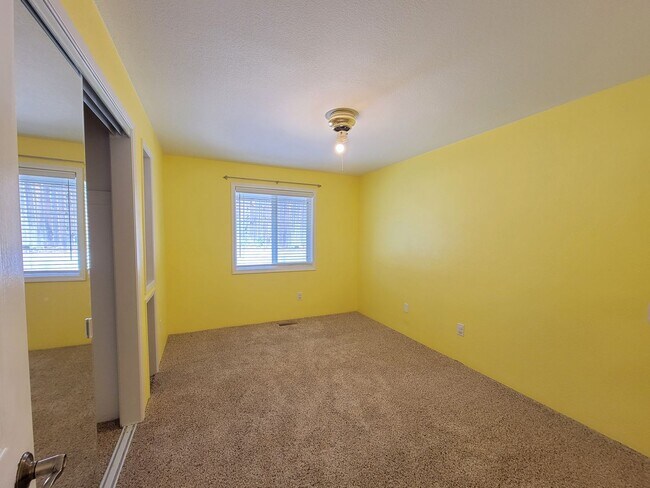 Building Photo - West Pasco Location a Block from the Colum...