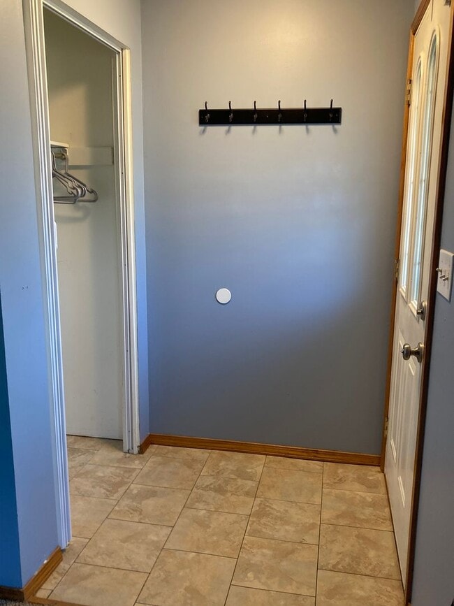 Building Photo - 3 Bedroom, 1 Bath Ranch Home w/Attached 1 ...