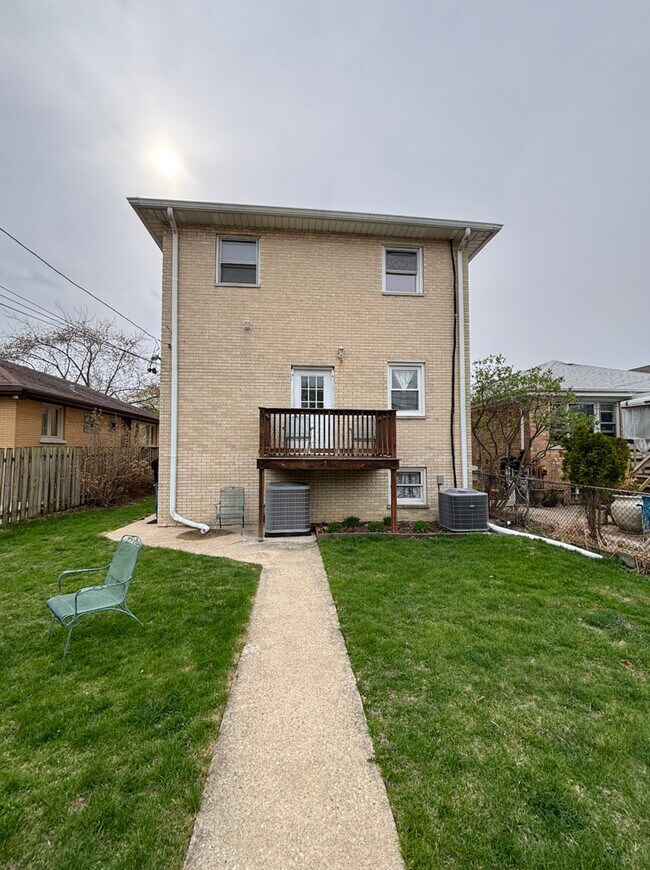 Building Photo - 4447 N Melvina Ave