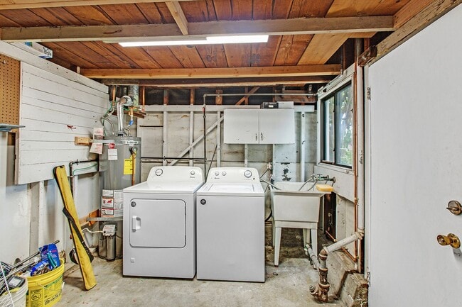 Building Photo - Newly Updated 2/2