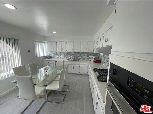 Building Photo - 5271 Newcastle Ave