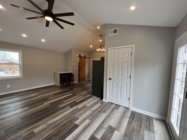 Building Photo - 8010 Sunset Heights Dr