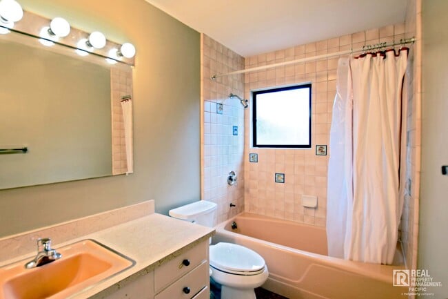 Building Photo - Timeless 4 Bedroom in West Montclair