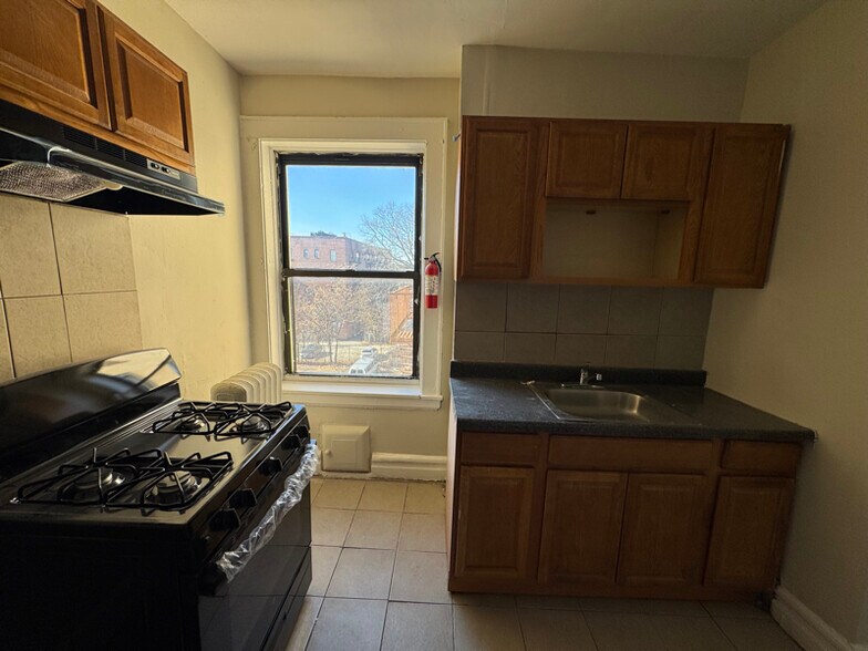 Building Photo - 210 Roseville Ave