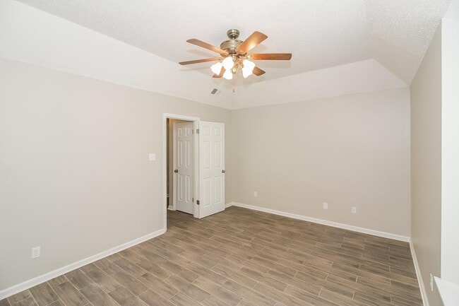 Building Photo - 6047 Cottage Hill Dr