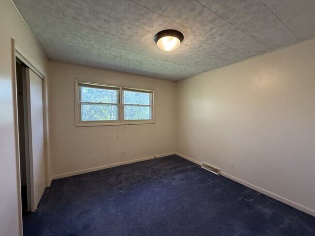 Building Photo - Three Bedroom Bellefonte Ranch