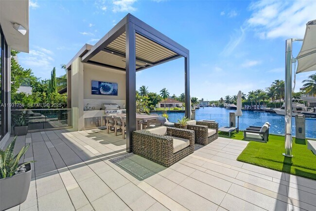 Building Photo - 3260 NE 165th St