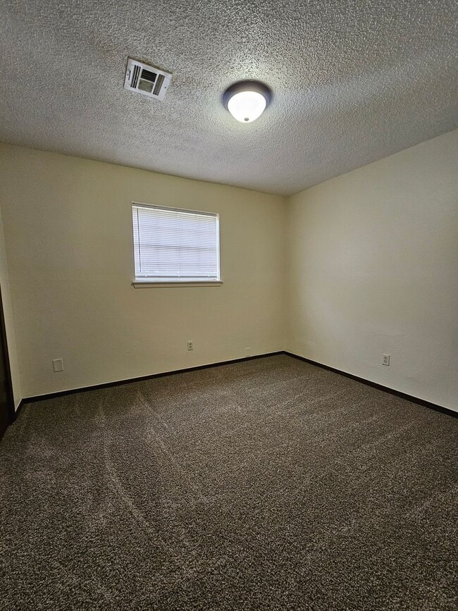 Building Photo - (4) Bed/(2) Bath New Flooring and Fresh Pa...