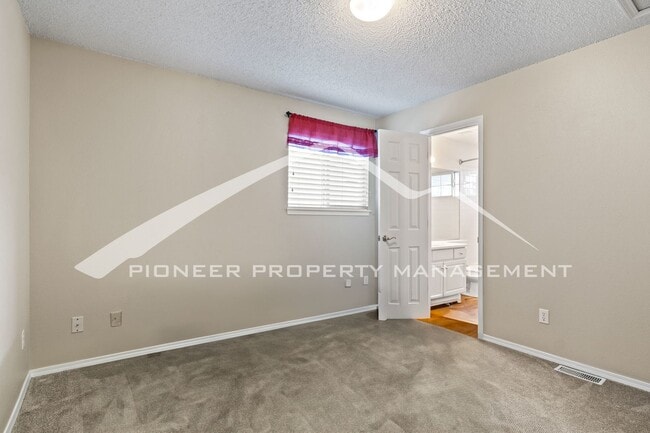 Building Photo - Beautiful 3bd/2.5 bath home with a peaceful backyard, AC, and 2.5 car garage near Ute Valley Park