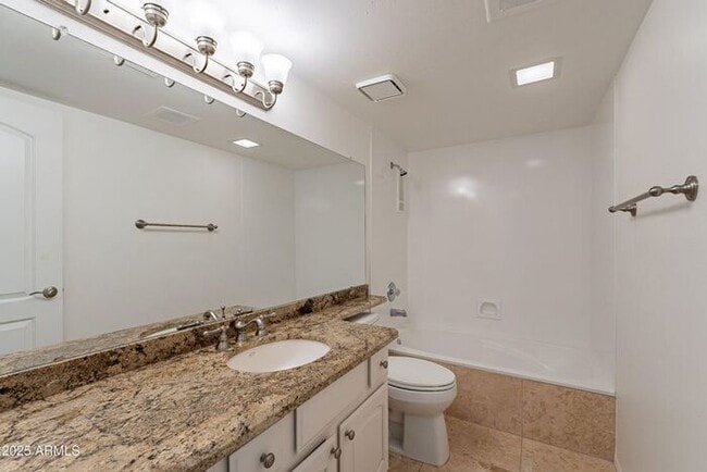 Building Photo - 3-bedroom townhome in great central Phoeni...