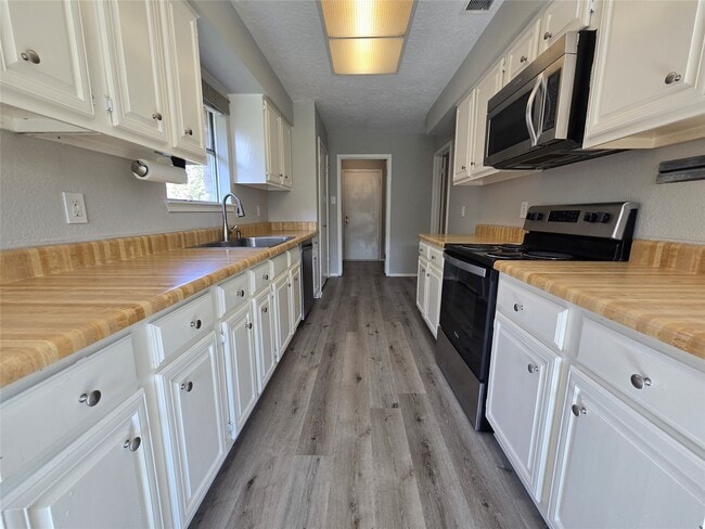 Building Photo - 22027 Rockgate Dr