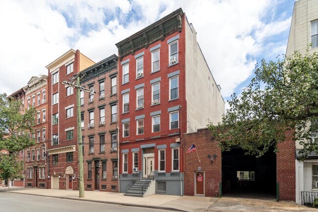 Primary Photo - 123 Clinton St